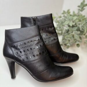 Victor Alfaro Harrison Black Heeled Leather Ankle Booties Cutout Detail Size 10